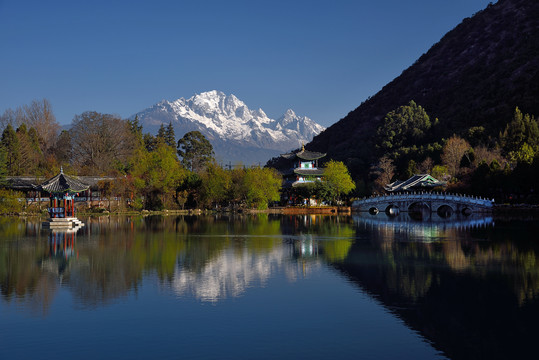 云南丽江黑龙潭玉龙雪山风光