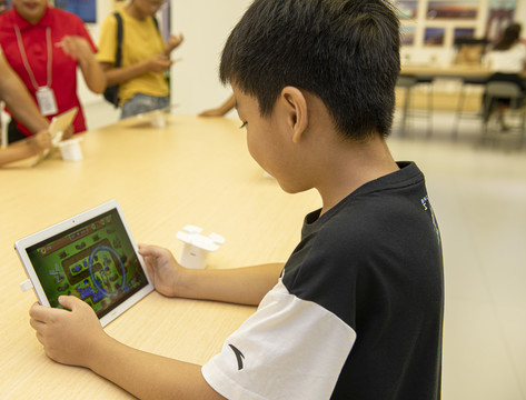 儿童在用平板电脑打游戏