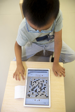 儿童用平板电脑下围棋
