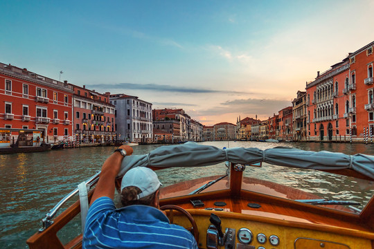 游艇上看意大利威尼斯大运河暮色