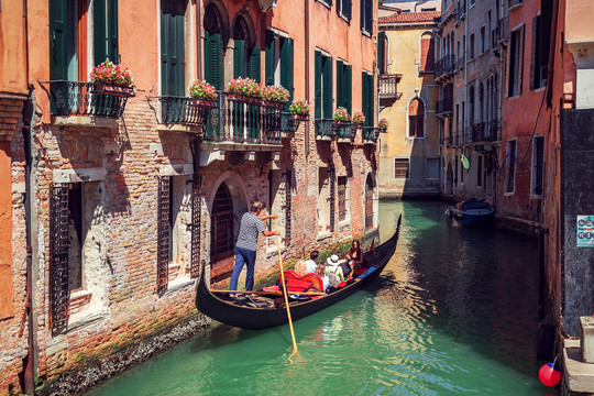 威尼斯河道中的贡多拉游船