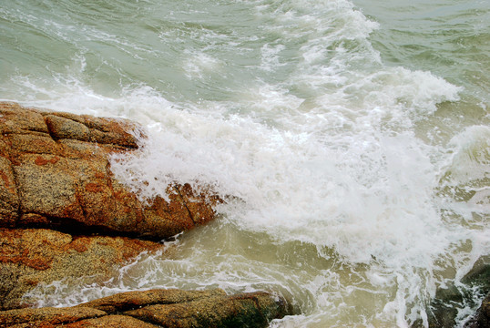 海浪拍石
