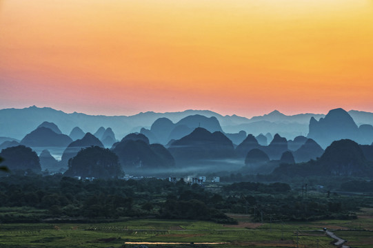 装饰画风景画桂林山水喀斯特峰丛