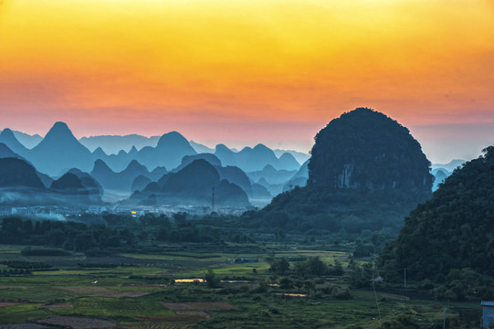 装饰画风景画桂林山水喀斯特峰丛