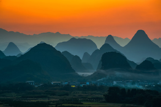 装饰画风景画桂林山水喀斯特峰丛