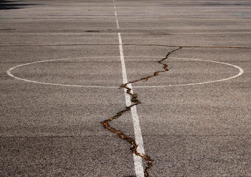 篮球场地面裂纹裂开的地面破裂