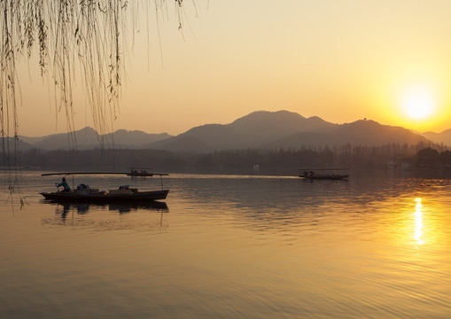 夕阳下的西湖游船