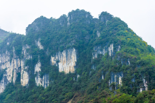 山峰白岩