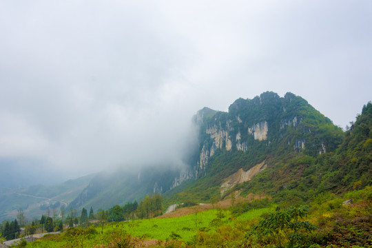 山峰白岩