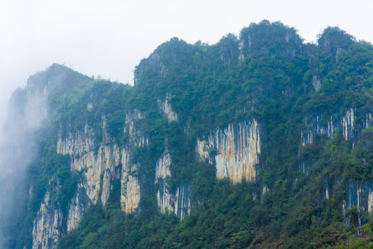 山峰白岩