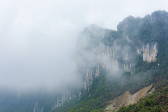 山峰白岩