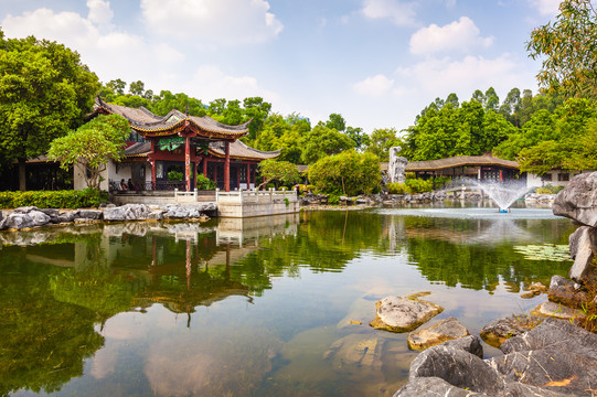 顺峰山公园池塘喷泉