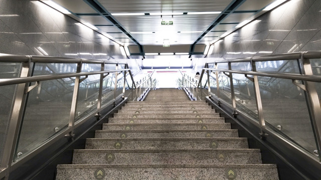 地铁踏步梯