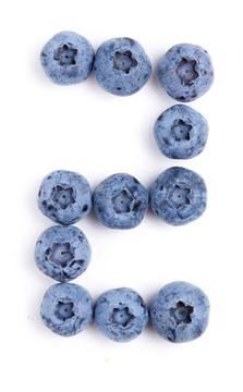 蓝莓摆成2造型