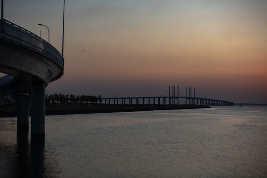 晚霞中的青岛胶州湾跨海大桥