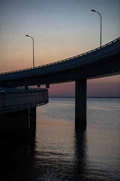 晚霞中的青岛胶州湾跨海大桥