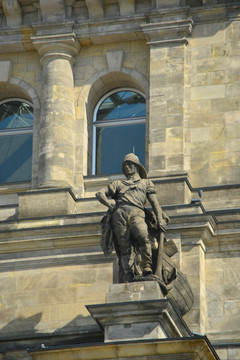 德国国会大厦人物装饰雕塑