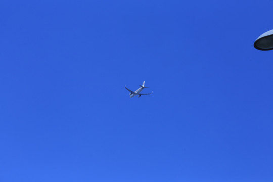 仰拍天空飞机