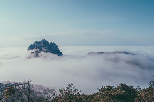 远山云雾