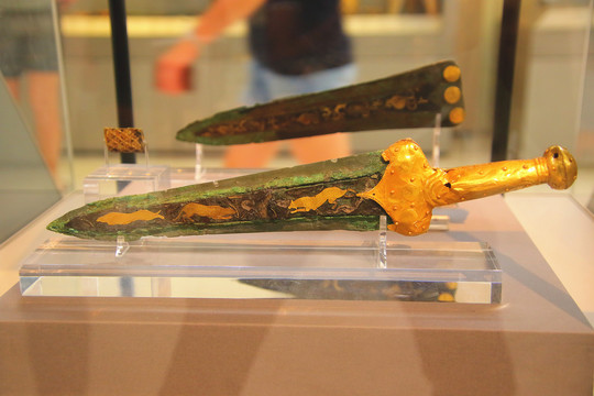 希腊国家考古博物馆青铜金柄刀剑