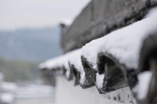 屋檐积雪