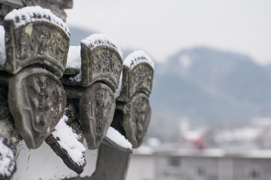 屋檐积雪