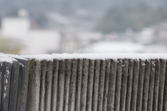 屋檐积雪