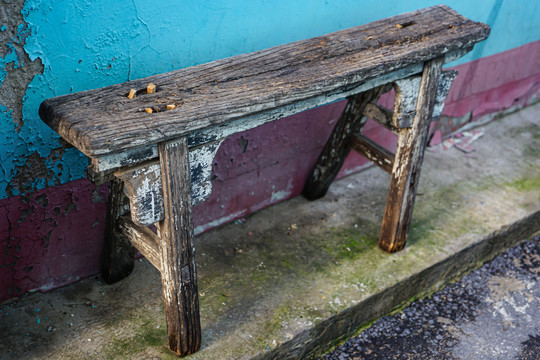 破旧木制凳子