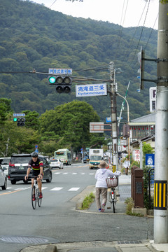 日本街道老人背影推自行车