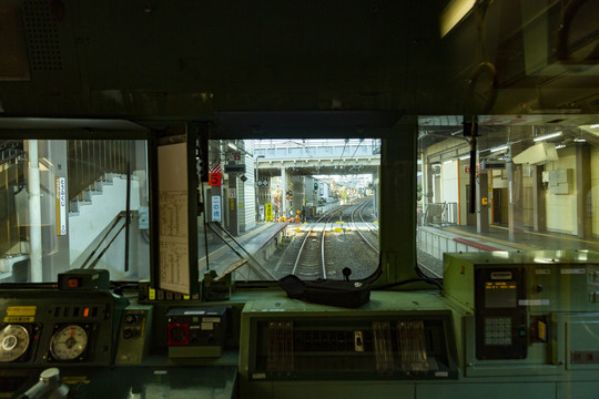 日本地铁快轨驾驶室