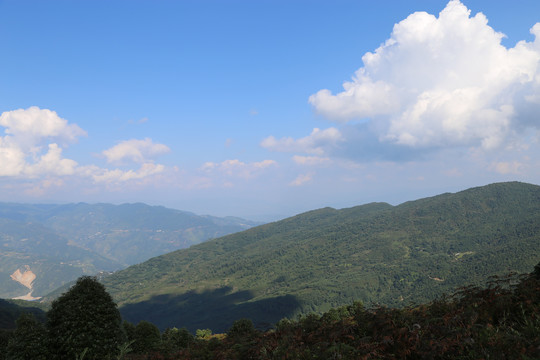 蓝天白云大山层峦叠嶂