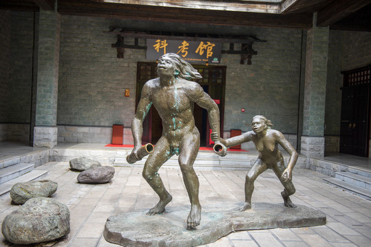 原始人雕像