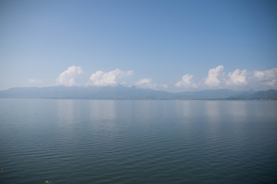 平静的湖面