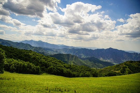 山坡蓝天白云草地