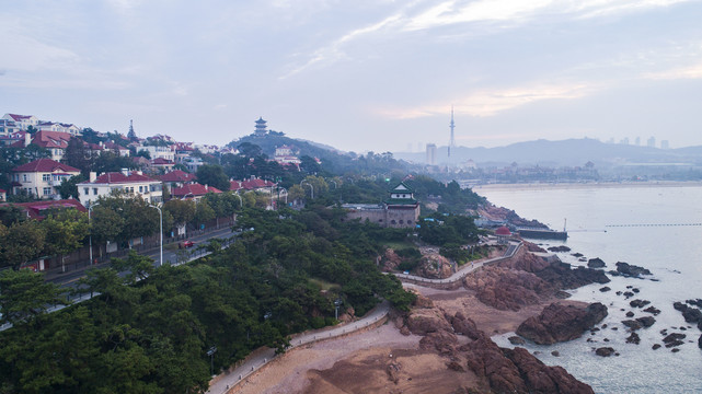 航拍晨曦中的青岛水族馆