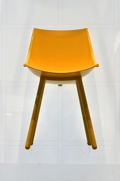 简约时尚的黄色椅子