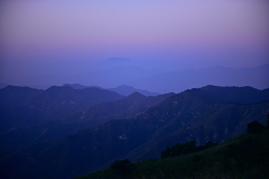 黎明时的山川