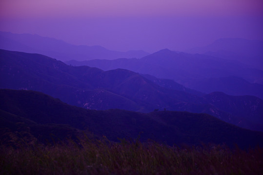 黎明时的山川