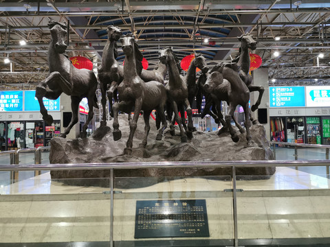 八匹马马群雕塑