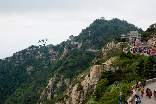 泰山连绵的山峦