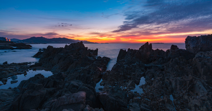 怪石嶙峋