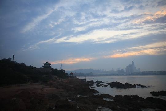 朝霞中的青岛海滨风光