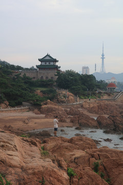 朝霞中的青岛海滨风光