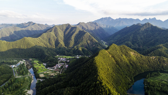 崇山峻岭