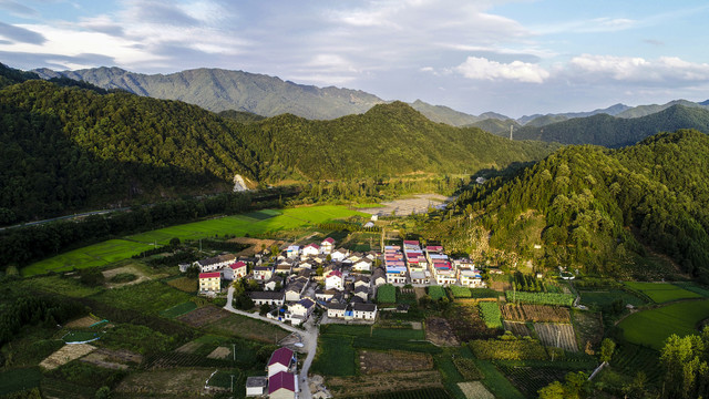 航拍小山村