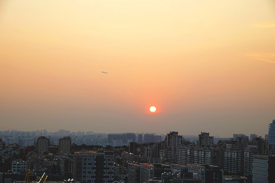 夕阳下的城市景象