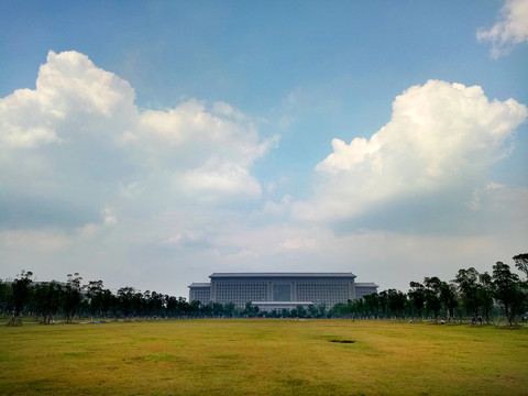 蓝天白云与大地上的建筑