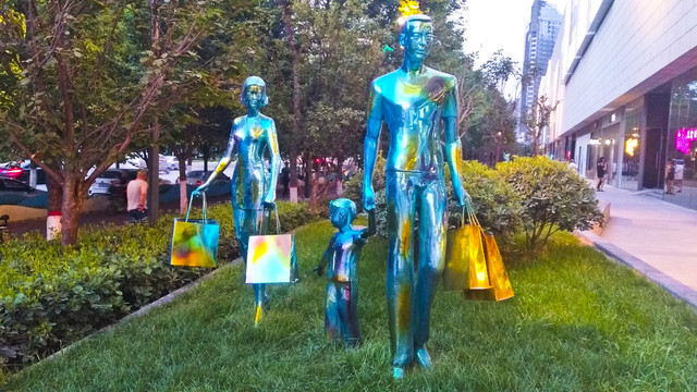 一家人购物雕塑