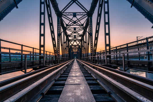 朝阳中的松花江吉敦铁路桥
