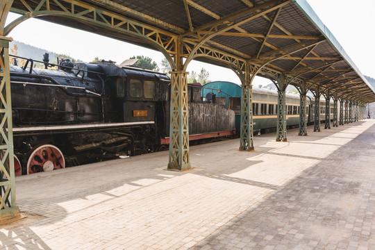 蒸汽火车停靠在站台